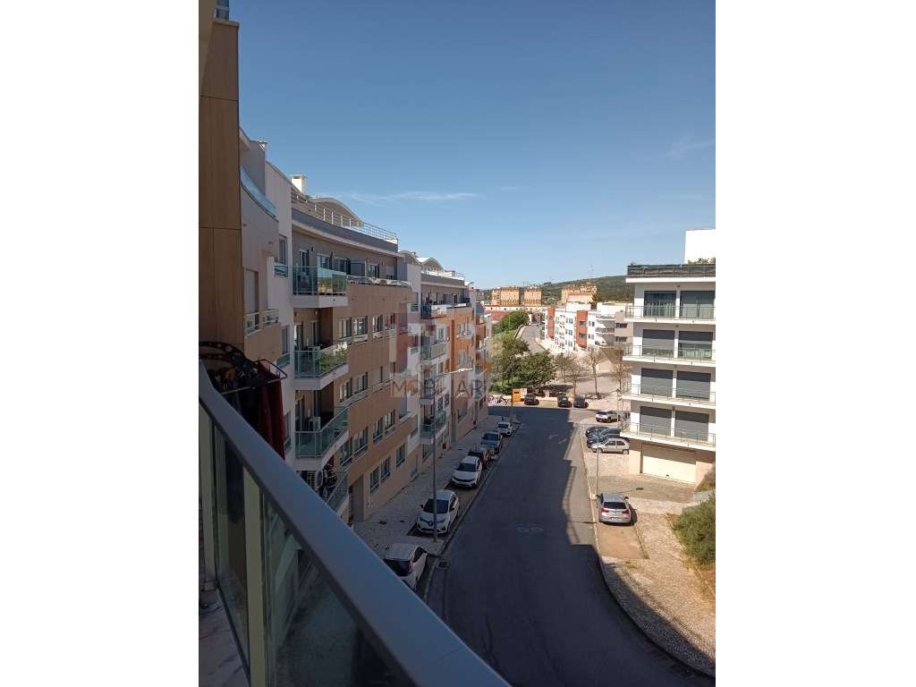 Excelente !!Apartamento T2 Semi- Novo com Varanda e Garagem-29
