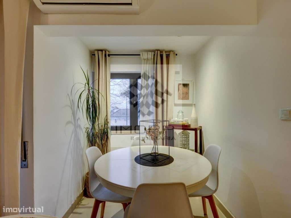 Apartamento T2 com varanda no centro de Carnide-6