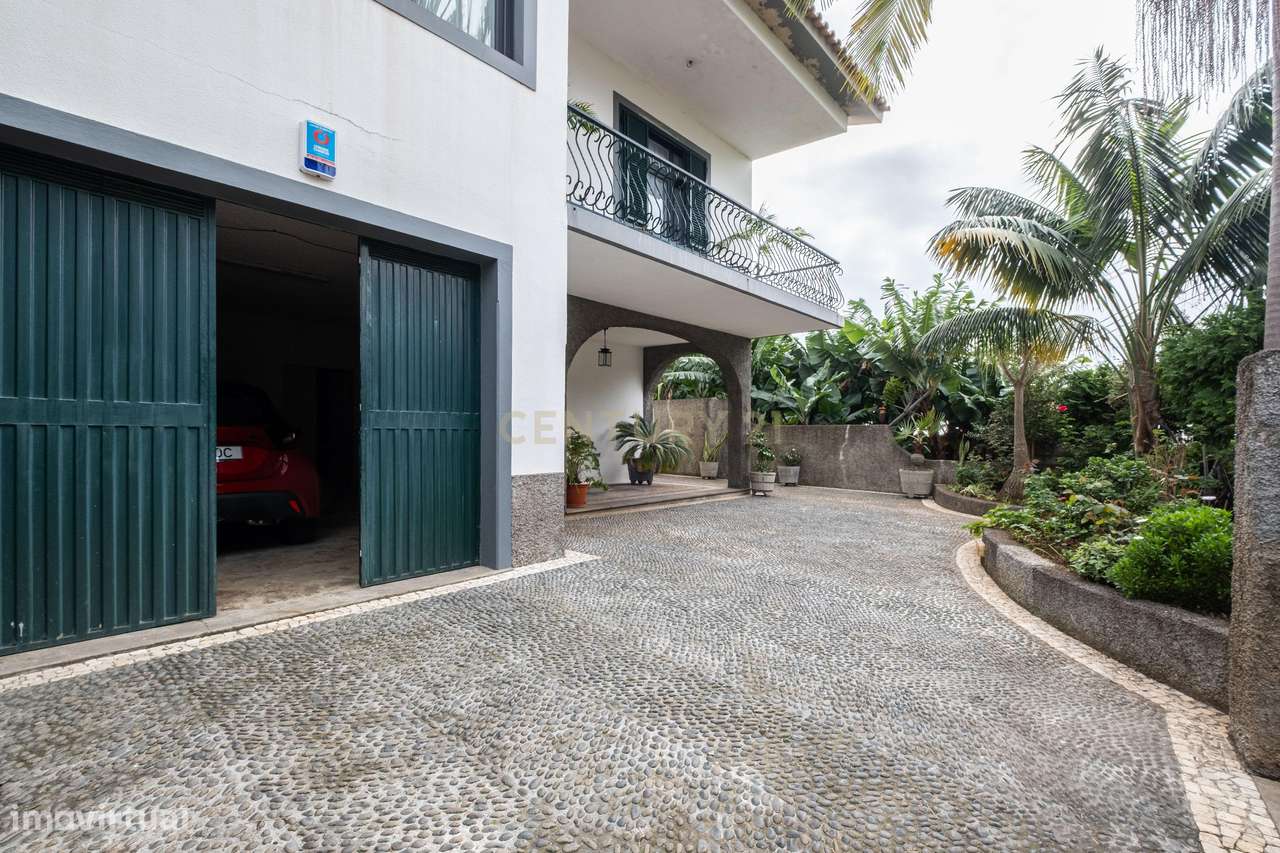 Moradia T2 Remodelada em Câmara de Lobos com Vista para o Pôr do Sol-8