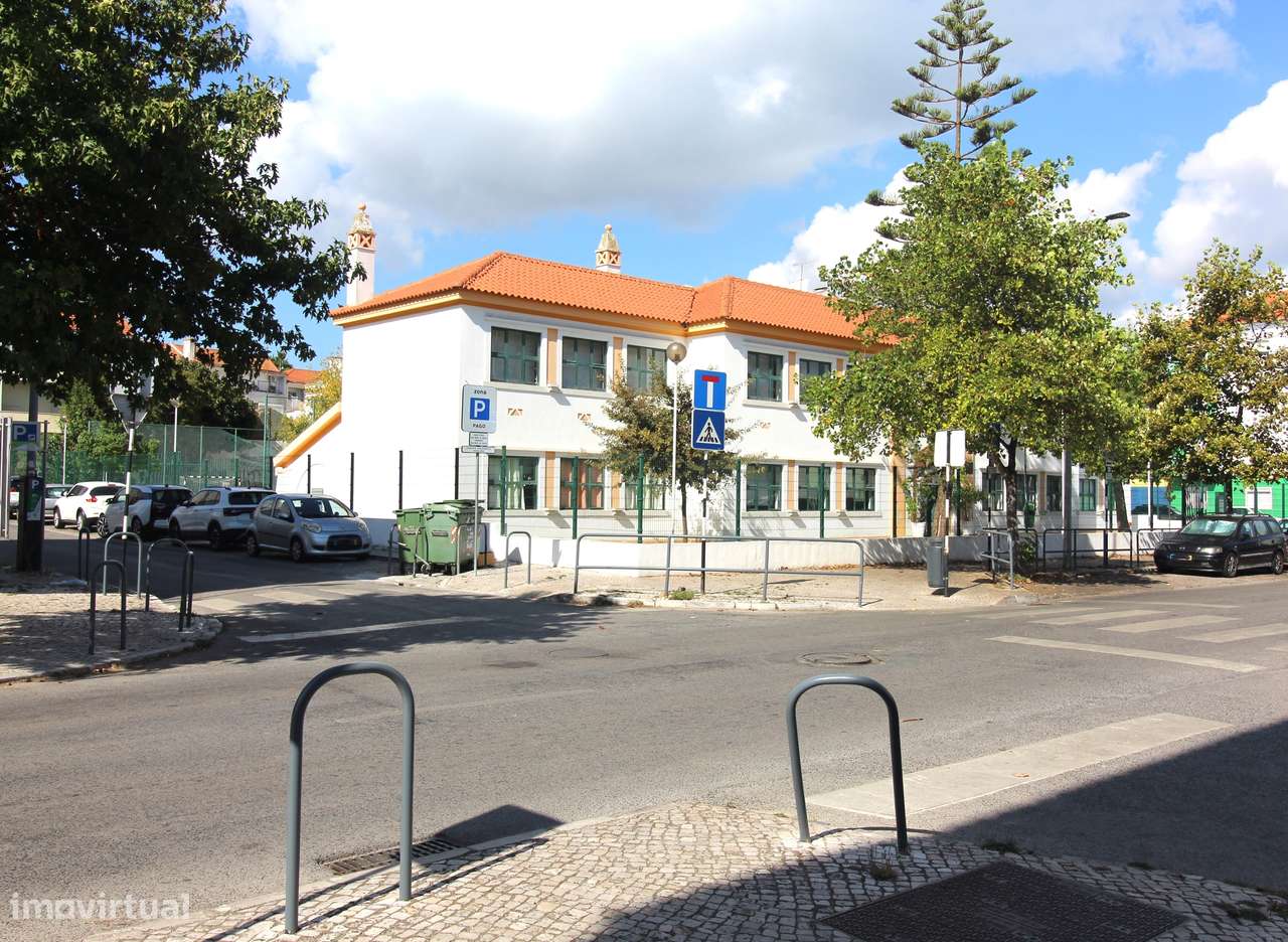 Apartamento T2 em zona central de Almada-14