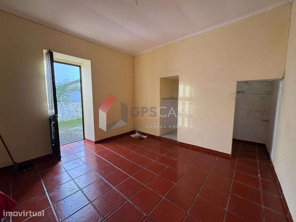 Moradia T3 com espaço exterior a poucos minutos do centro de Angra do-16