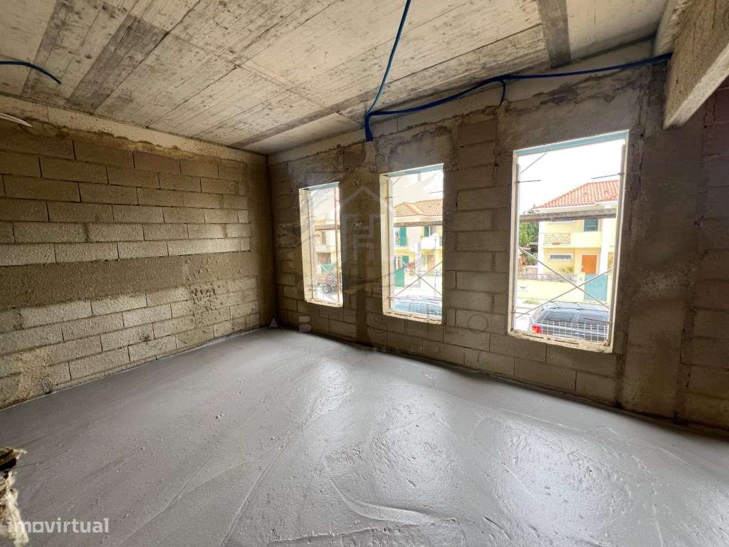 Moradia V4 com excelentes acabamentos-10