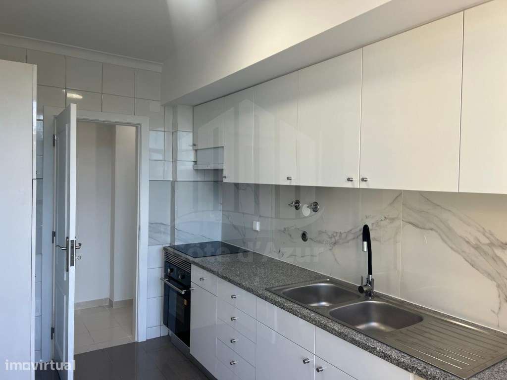 Apartamento T3 Parque da Paz no Feijó com Arrecadação e duas Varandas.-17