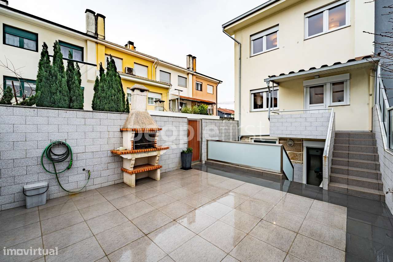Moradia com garagem no centro da Senhora da Hora-12