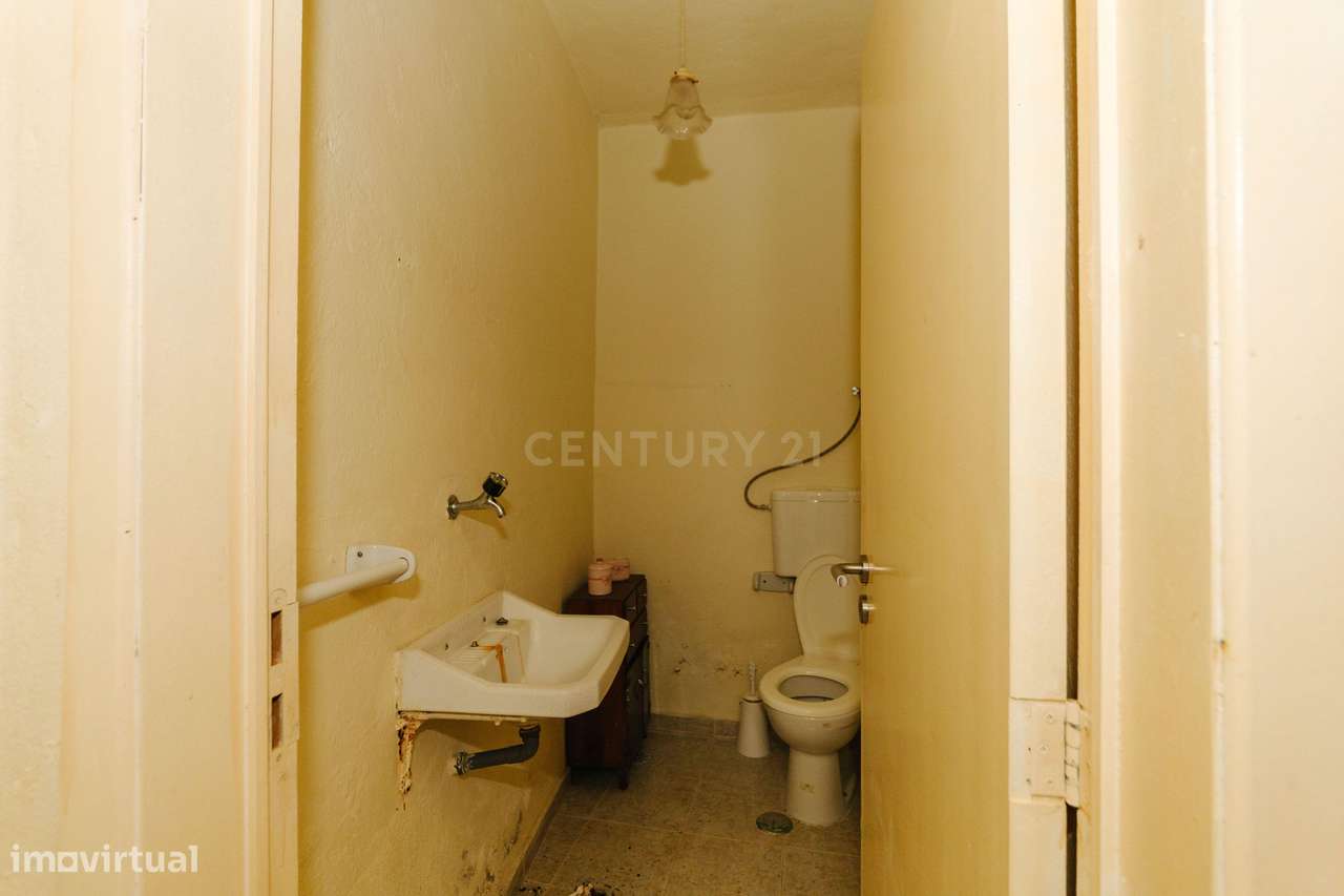 2 moradias para recuperar, com terreno, em Alverca.-24