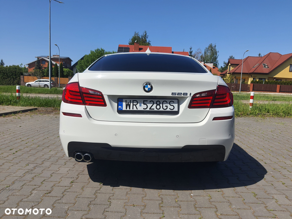 BMW Seria 5 528i Sport-Aut - 10