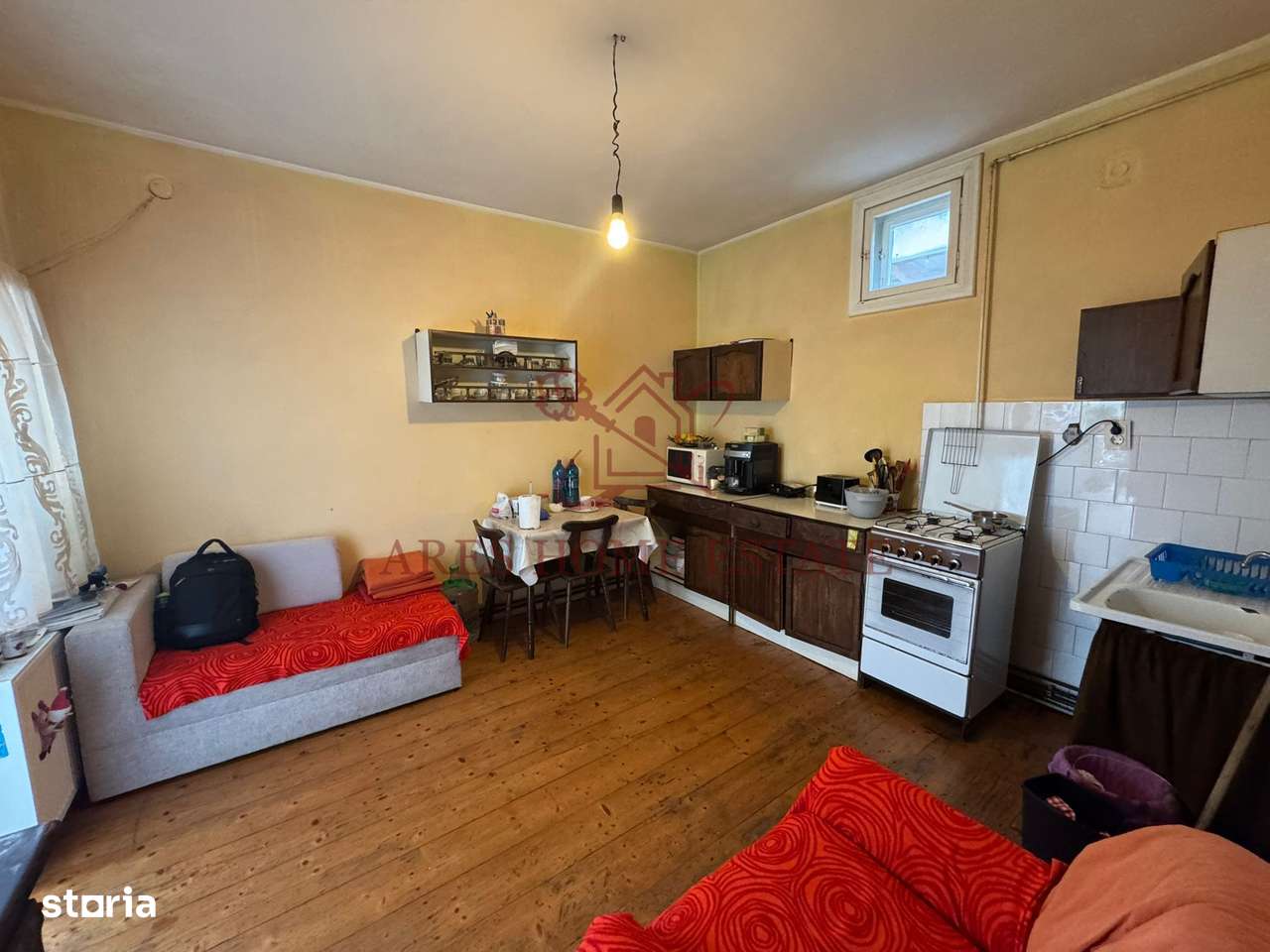 Investiție cu potențial: 2 apartamente + mansardă – Comison 0-4