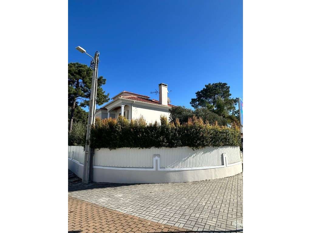 Vende-se Moradia V5 na Aroeira - Almada-24