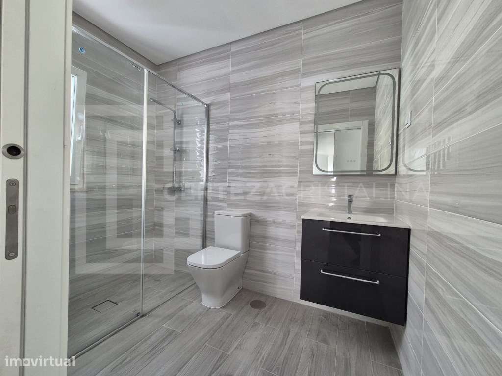 MORADIA CONTEMPORÂNEA COM PISCINA PRIVADA E GARAGEM-21
