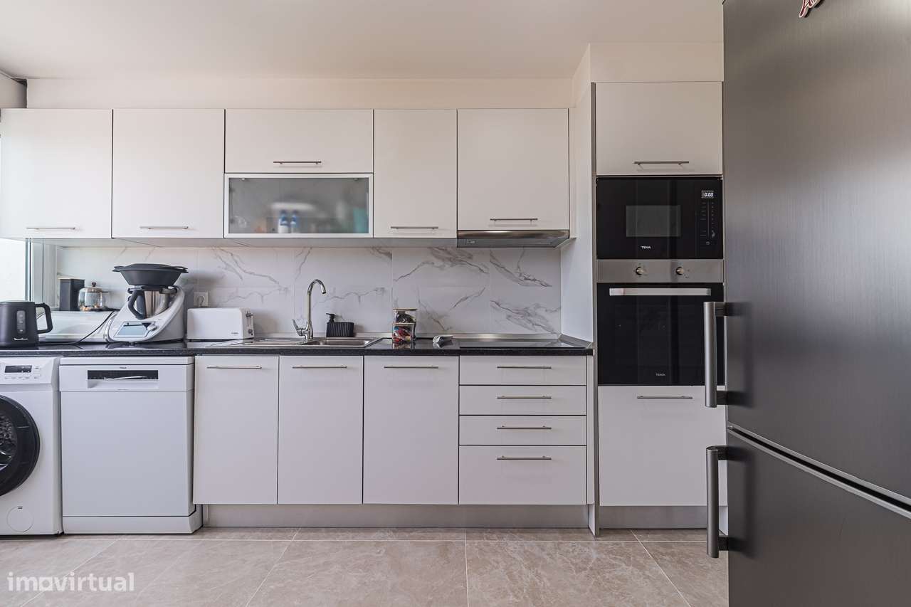 Apartamento T2 + 1 totalmente remodelado, Corroios prédio com elevador-10