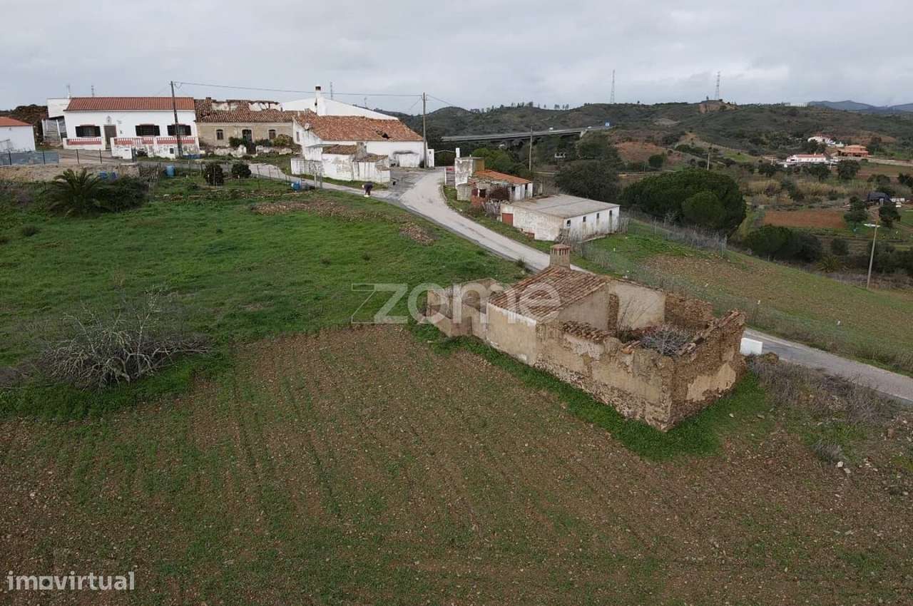 Moradia isolada com 73 m² para recuperar, inserida em lote de 6.640... - Grande imagem: 4/19