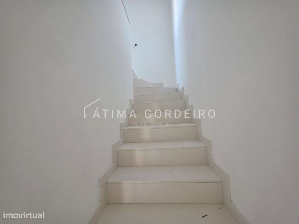 Moradia Geminada T4 com duas Suítes em fase final de acabamentos-12