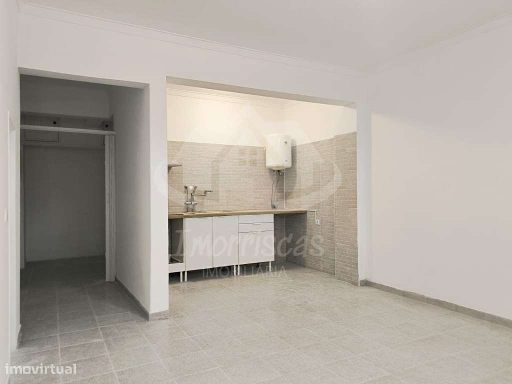 Apartamento T0 remodelado e pronto a habitar no Forte da Casa - Grande imagem: 5/25