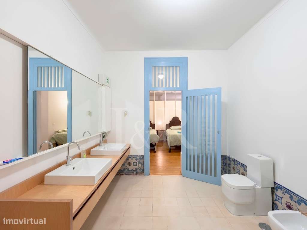 Apartamento T3 renovado no centro histórico de Lisboa-28