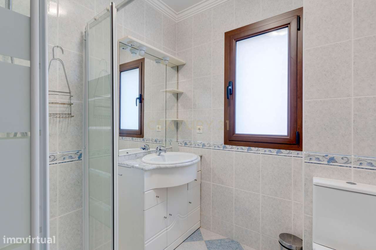 Moradia com um belissimo espaço exterior e praia privada!-13