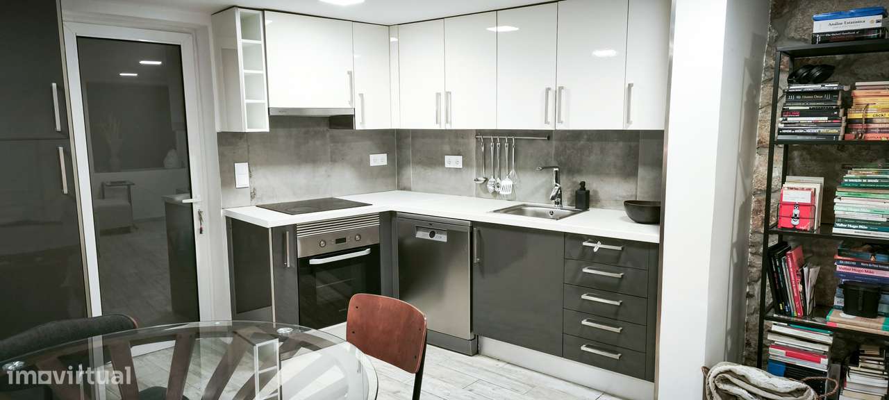 Moradia independente com pátio, remodelada, comércio e transportes - Grande imagem: 5/13