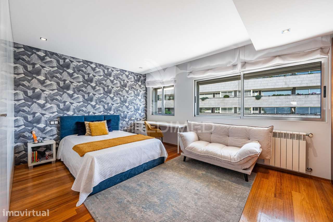 Exclusivo T3 de Prestígio em Urgezes – Luz, Sofisticação e Espaço S...-17