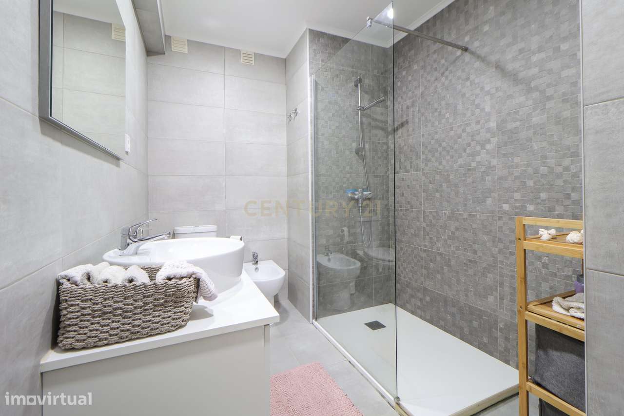 Apartamento T4, moderno e luminoso no Seixal-25