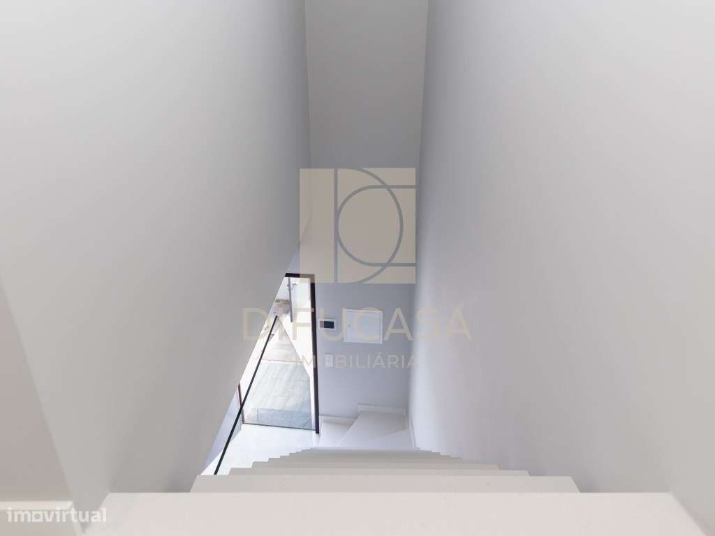 R300 Moradia T3+ 1 (sala de 40m2 localizada centro Fernão Ferro)-42