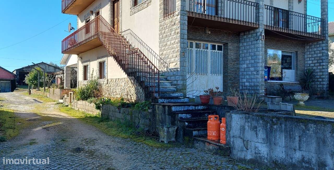 Moradia com logradouro e anexos em Cepões - Grande imagem: 4/33