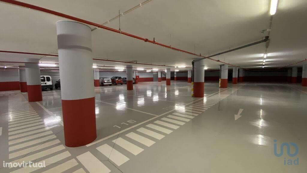 Parque de Estacionamento / Garagem / Box em Madeira de 12,00 m2