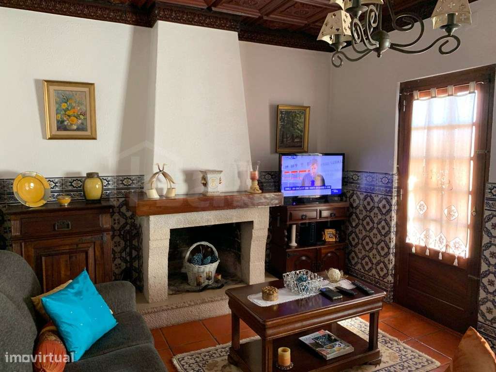 Moradia T5 + 2 C/ Quintal e Sótão-14