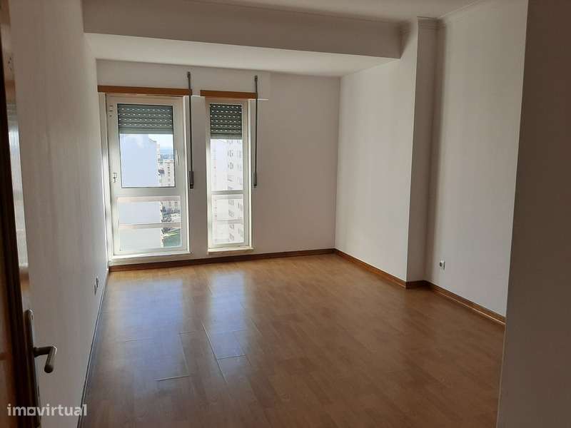 IMÓVEL ARRENDADO ATÉ MARÇO 2026  Apartamento T3-10