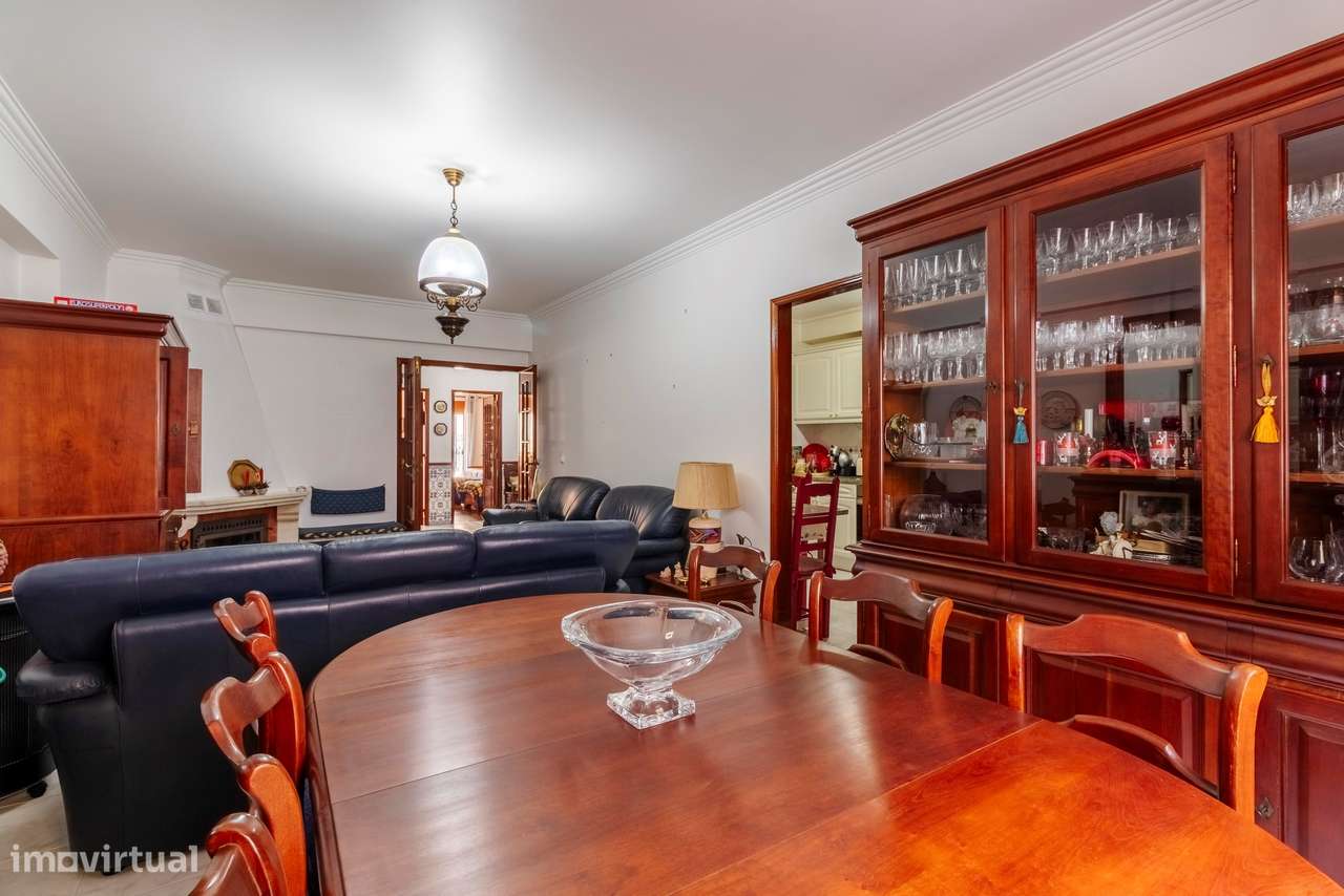 Apartamento T2 c/ 2 Lugares de Estacionamento e Terraço c/ 30m2 em Mem-23