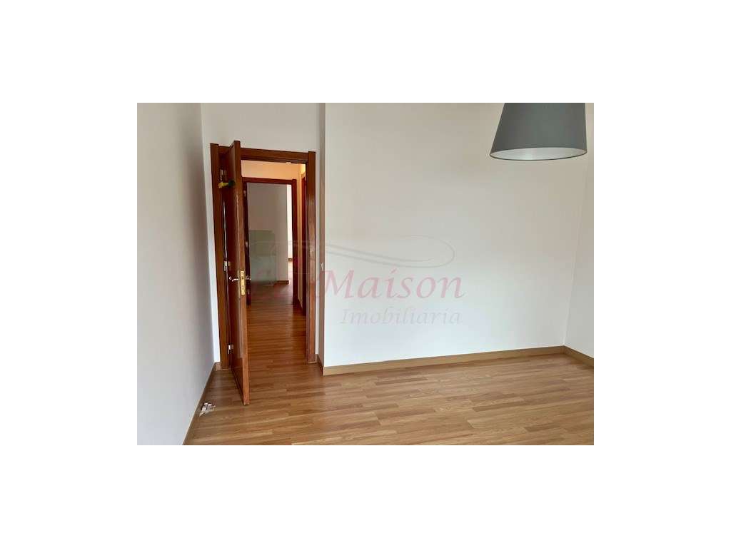Apartamento T3+1 em Casal de Cambra-23