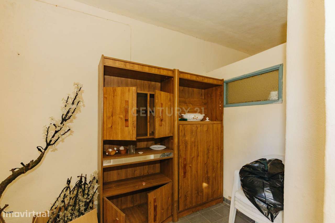 2 moradias para recuperar, com terreno, em Alverca.-22