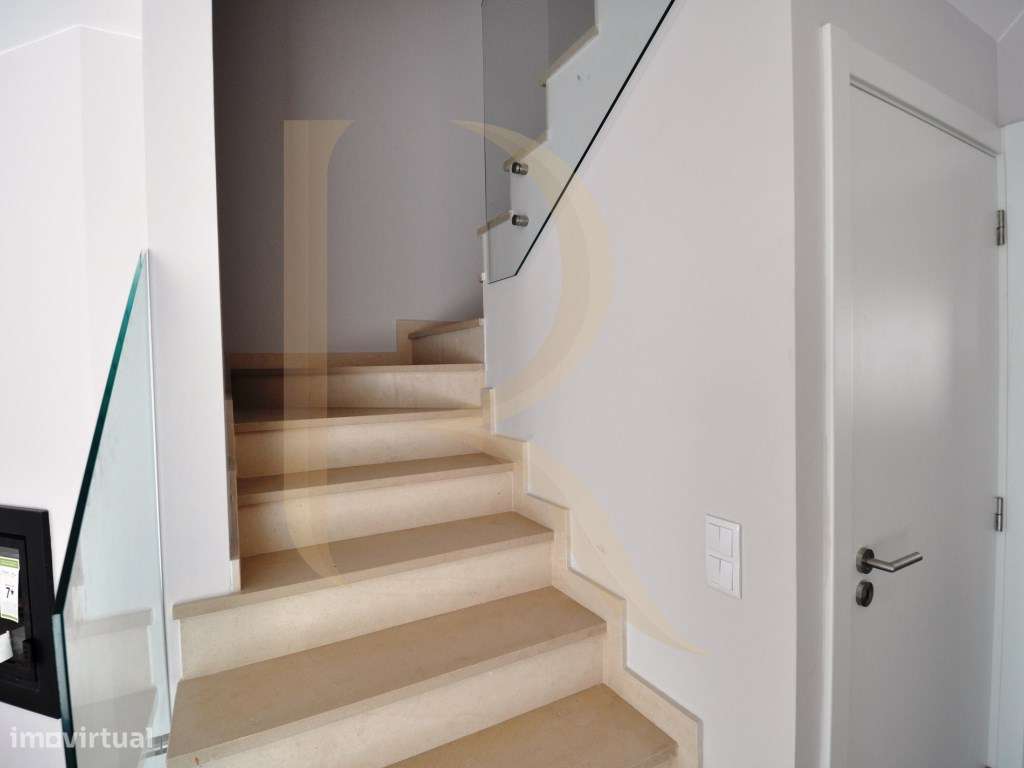 Moradia geminada nova T3 com garagem e terraço na Quinta do Conde-13