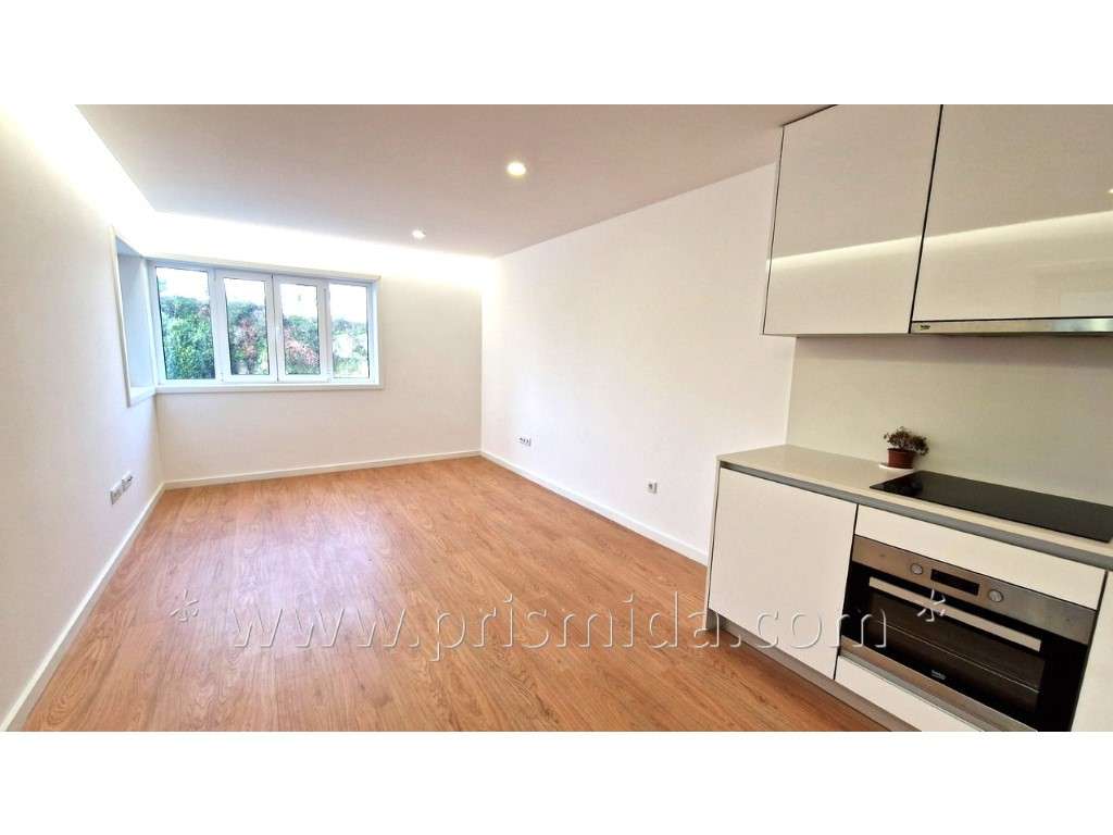 T1 com 2WCs, terraço e 2 lugares de estacionamento!-0