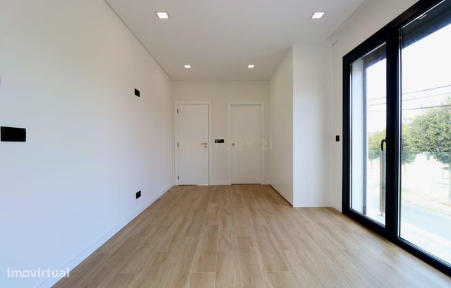 Luxuosa moradia isolada de 5 assoalhadas com excelentes áreas - piscin-28