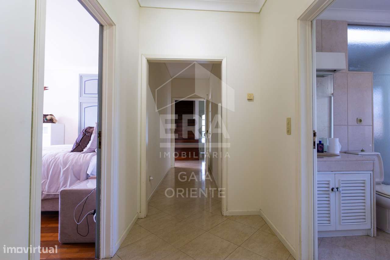 Moradia T8 com jardim e piscinas em Miramar-39