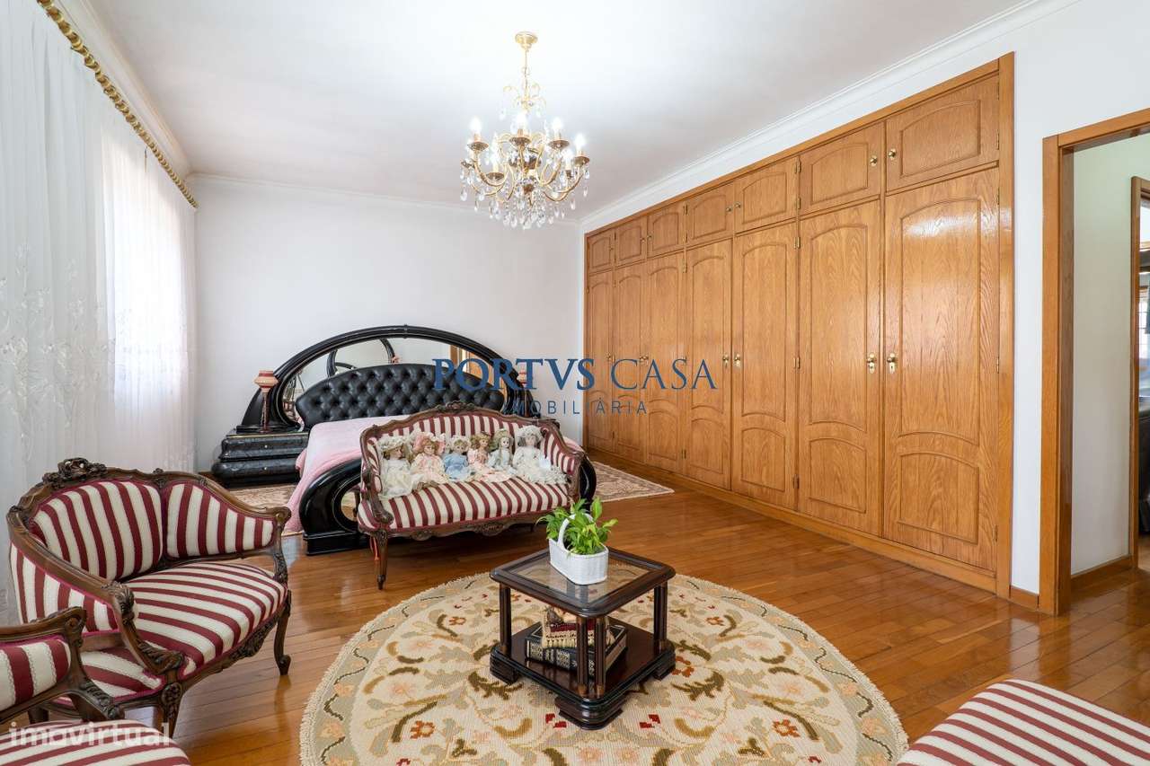 Moradia T4 com piscina em Lavra-18
