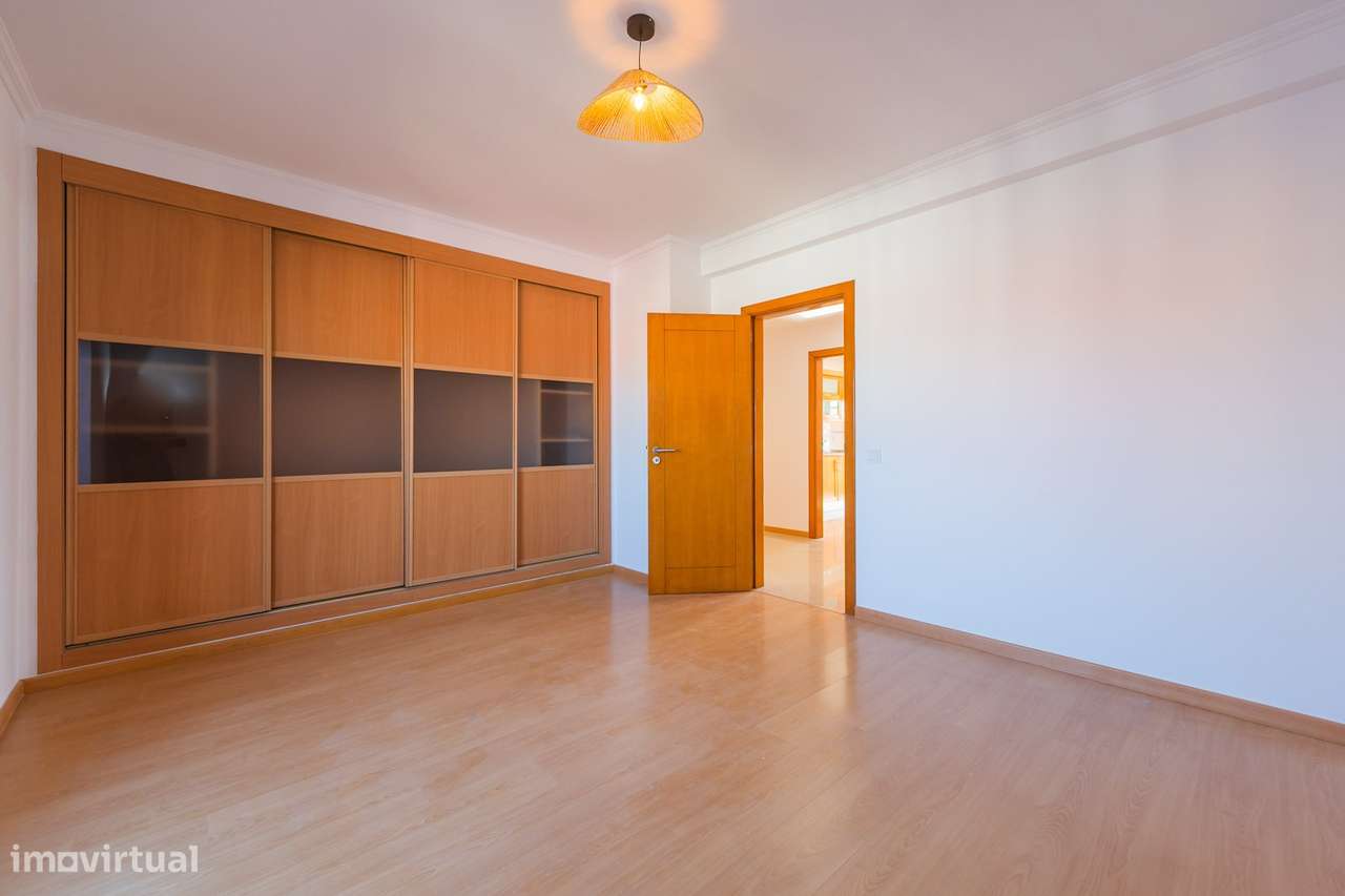 Apartamento T2 na Quinta do Conde com área de 136m2-42