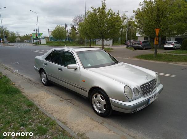 Mercedes-Benz Klasa E 300 D Classic - 27