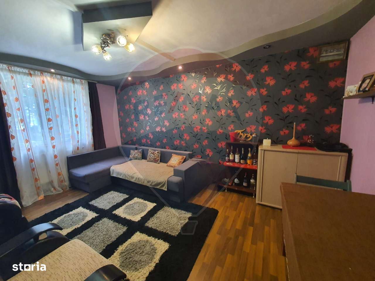Apartament cu 3 camere de vânzare în zona Est Roman-5