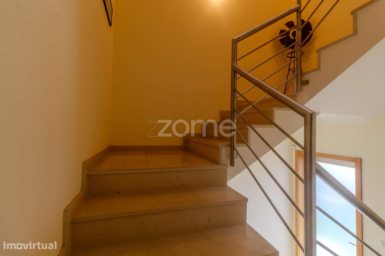 Moradia T3 | 3 Suítes e Piscina com Vista Rio-36