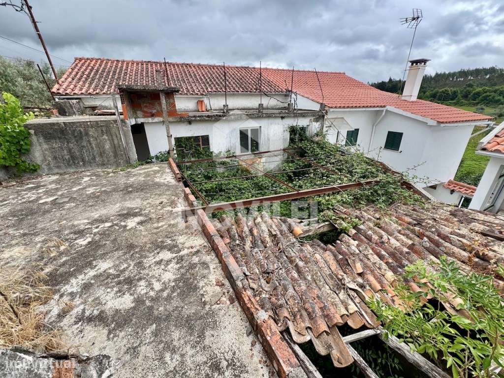 Moradia para reconstruir, no centro de uma pacata aldeia.-3
