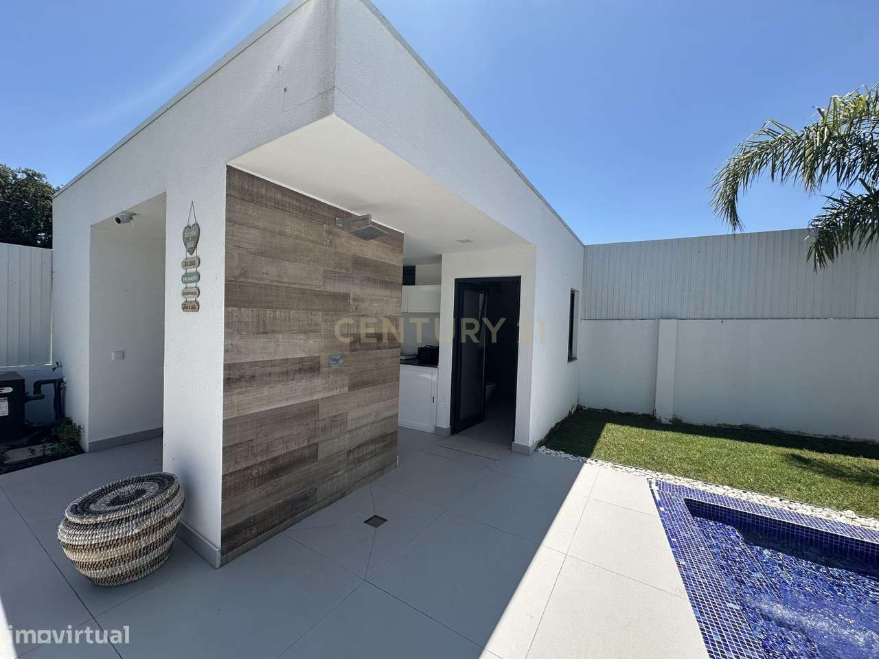 Moradia Térrea com Piscina aquecida e excelente jardim. Localizada em-10