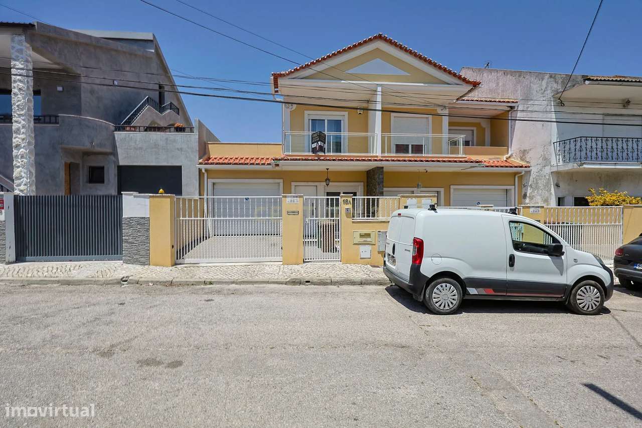 Moradia T3 com garagem e espaços exteriores nos Foros de Amora, Seixal-33