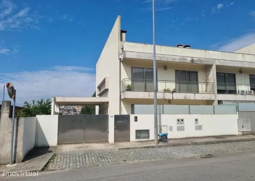 Moradia T3 com varanda e garagem em Gondomar, Excelentes condições d