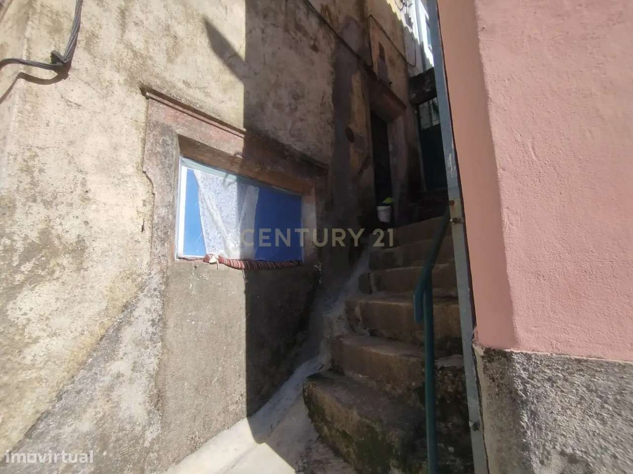 Prédio T3 para restaurar Gouveia - Grande imagem: 4/12