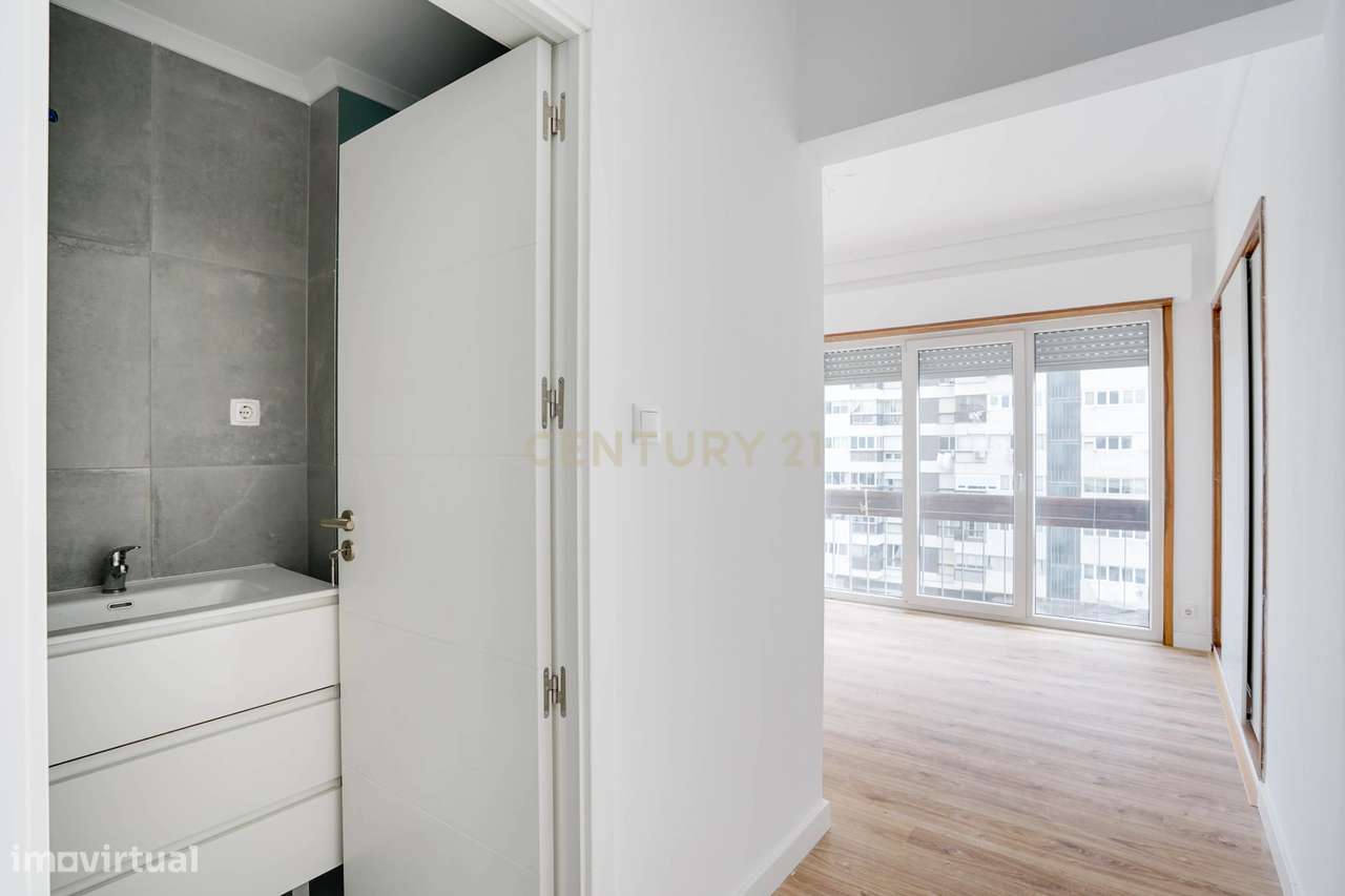 T2 transformado em T3, totalmente remodelado, localizado numa das zona-12