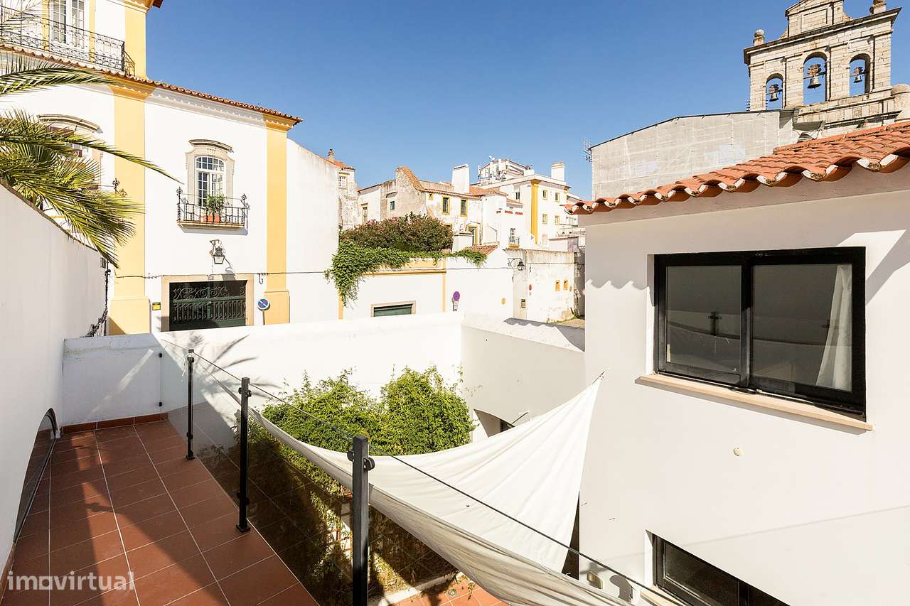 Moradia de luxo com 3 suites, pátio e varandas junto aos Meninos da Gr-29