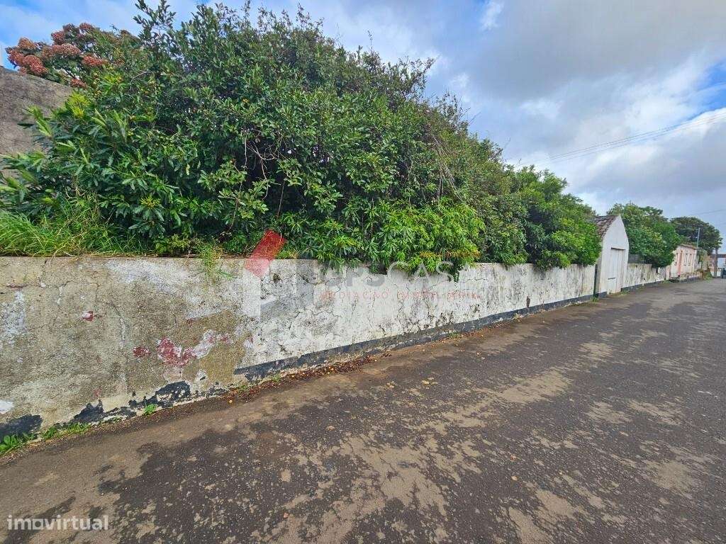 Moradia T2 para recuperar – Próxima do centro da Praia da Vitória-12