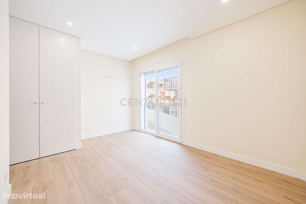 Moradia T4+1 Contemporânea com Piscina-30