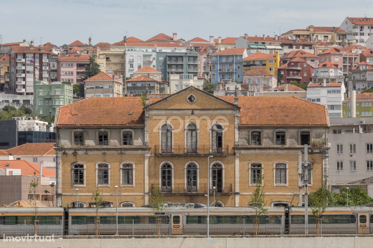 Edifício histórico, armazéns e terreno.