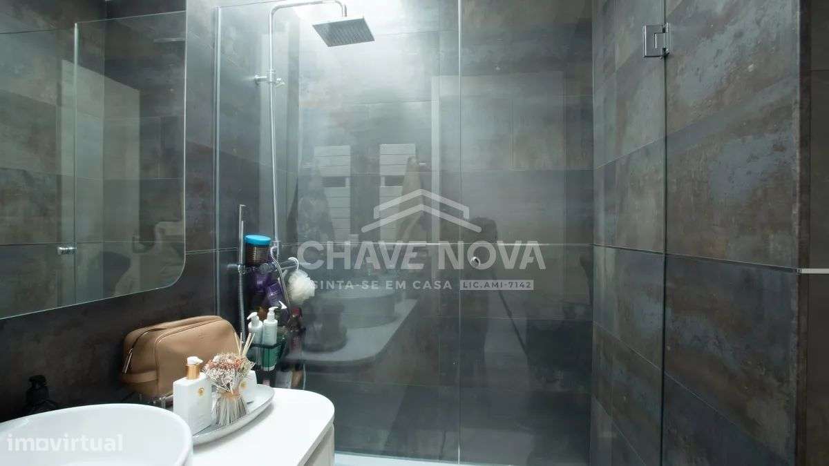 Moradia T3 com 4 casas de banho e piscina na Madalena-24